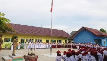 Bupati Bateng Pimpin Upacara Bendera di SDN 05 Simpang Katis,,