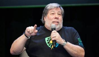 Bangkaterkini.com - Co-founder Apple Steve Wozniak mengumumkan bahwa ia akan berhenti menggunakan Facebook dikarenakan kekhawatiran,