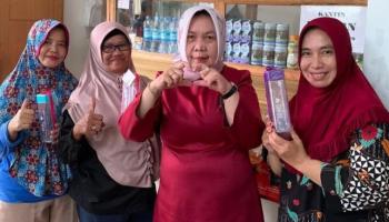 PANGKALPINANG - Momen Hari Ibu, Radmida Dawam Bagikan Hadiah Untuk,