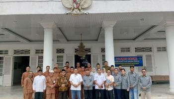 Penjabat Walikota Pangkalpinang, Budi Utama, S.STP., M.Si., didampingi Kepala Kantor,