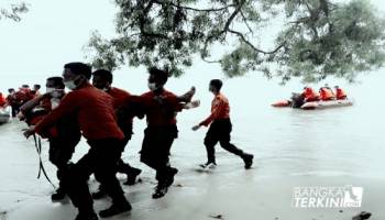 Simulasi upaya penyelamatan kecelakaan laut di perairan Pulau Panjang Pantai,