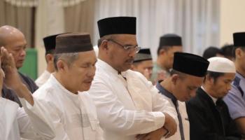 Pj Gubernur Safrizal Minta Para Kepala OPD Tarawih di Rumdin,