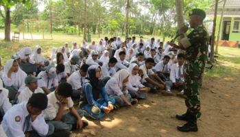 Lettu Sujarno usai upacara pembukaan langsung mengumpulkan para peserta untuk,