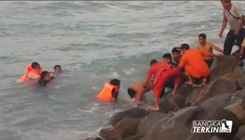 Bangka Terkini, Sungailiat --- Basarnas Bangka Belitung menerjunkan tim rescue, untuk pengamanan wisatawan yang,