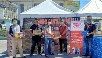 PT. Pangkalpinang Distribusindo Raya (Wings), menyerahkan bantuan sembako, di Posko,