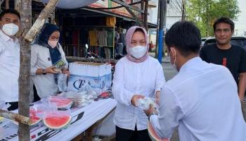 PANGKALPINANG - Sekda Radmida Dawam Spontan Bagi Takjil ke PHL,