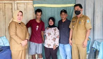 PANGKALPINANG - Sekda Pangkalpinang, Radmida Dawam Jenguk PHL Satgas Smile,