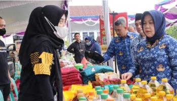 PANGKALPINANG - Sekda Pangkalpinang, Radmida Tinjau Operasi Pasar di Kecamatan,