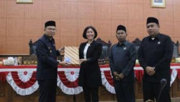 Sidang Paripurna DPRD, Raperda APBD 2024 Bangka Tengah Disahkan