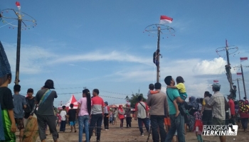 Mungkin ini satu-satunya kecamatan yang menyiapkan panjat pinang sebanyak 17,