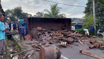 BANGKA TENGAH, bangkaterkini.com - Sebuah truk yang mengangkut besi bekas hilang kendali dan terbalik ketika,