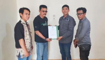 Wahyu Jati Serahkan SK Kepengurusan DPC PJS Batanghari