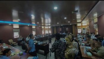 PANGKALPINANG, bangkaterkini.com - Puluhan warga Desa Penagan Kabupaten Bangka Tengah mendatangi Kantor Dewan Perwakilan Rakyat,