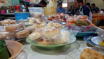 BANGKA BELITUNG TRAVEL , SUNGAILIAT --  Kebiasaan masyarakat lokal yang mana berkumpul di warung kopi,