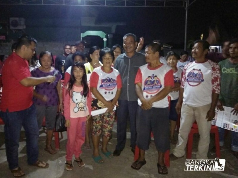 Muhammad Sopian Calon Wakil Walikota Pangkalpinang yang berpasangan dengan Maulan Aklil (Molen) calon Walikota Pangkalpinang atau kerap disapa Paslon Senyum Molen Sopian (SMS), saat kampanye dialogis di Jalan Bedukang Dalam RT 03 RW 01, Kelurahan Pasir Garam, Kecamatan Pangkalbalam, Kota Pangkalpinang, Minggu (08/04/2018).