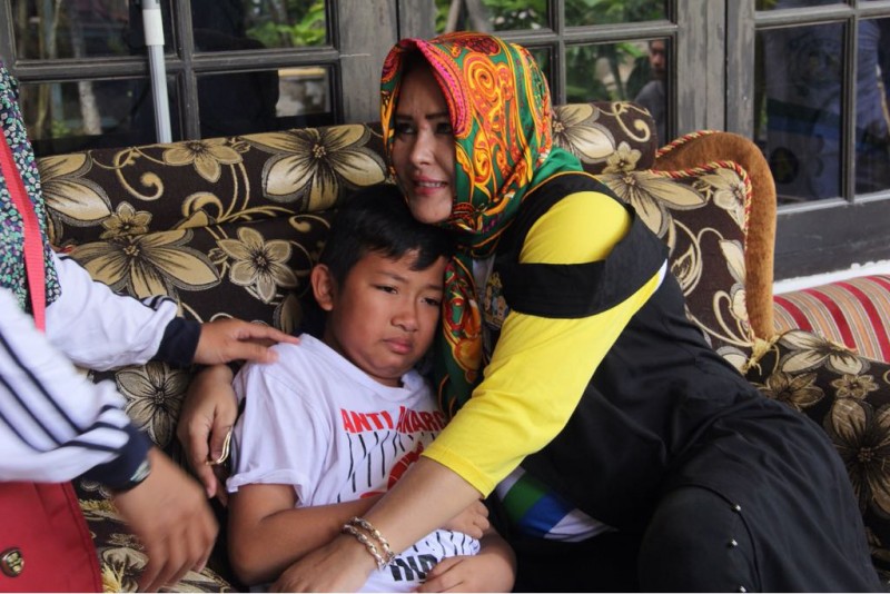 Saat Endang Kusumawati memeluk seorang anak kecil, yang tak lain cucu dari Almarhum bapak Rahman, dan sangat dekat dengan Kakeknya yang meninggal dunia tersebut.