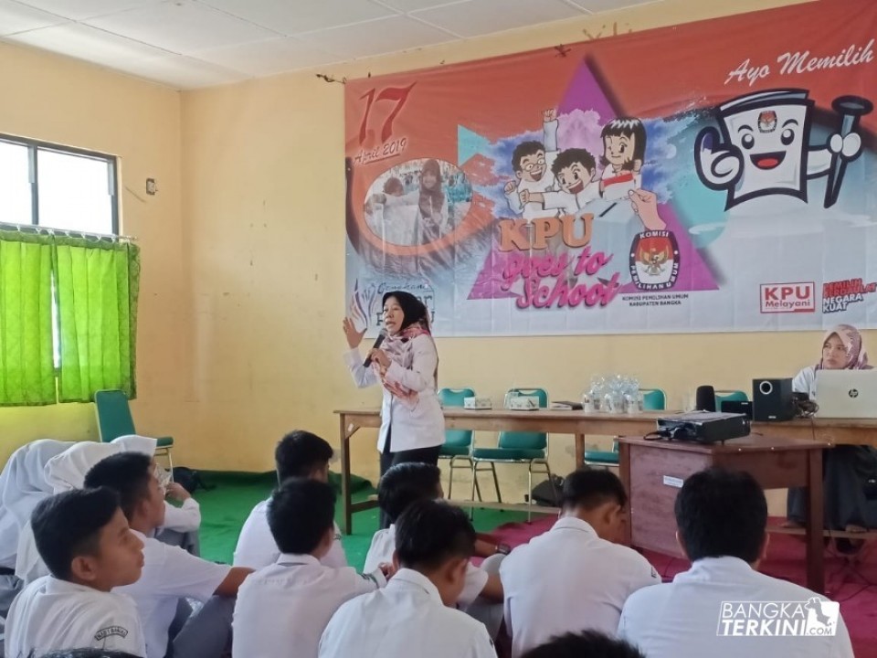 Komisi Pemilihan Umum (KPU) Kabupaten Bangka, mendatangi Siswa - Siswi Madrasah Aliyah Negeri (MAN) 1 Bangka, guna mensukseskan Pemilu 2019 dengan tema KPU Bangka Goes To School, Selasa (16/10/2018).