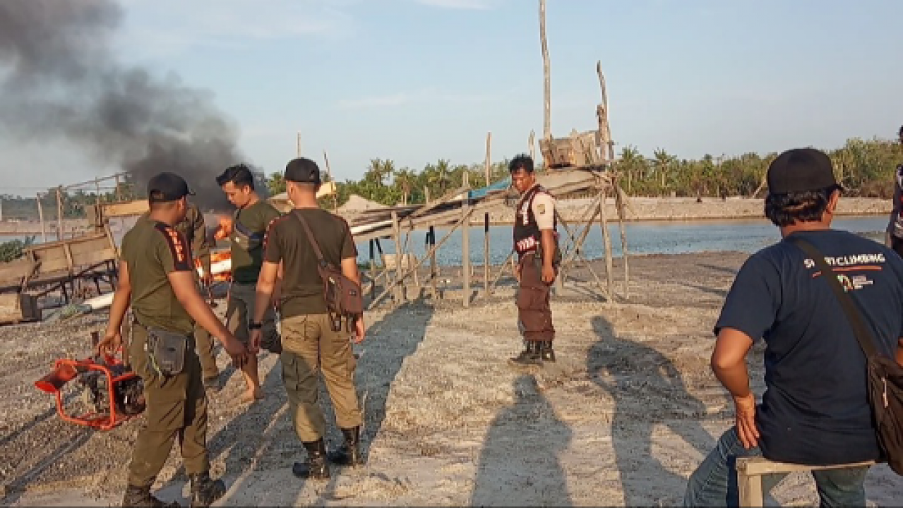 Puluhan Ponton Tambang Timah Ilegal dibakar oleh tim gabungan Polresta bersama Satpol PP saat melakukan razia atau penertiban tambang, di kawasan Teluk Bayur dan Kelurahan Rejosari Kota Pangkalpinang, Selasa (30/07/2019).