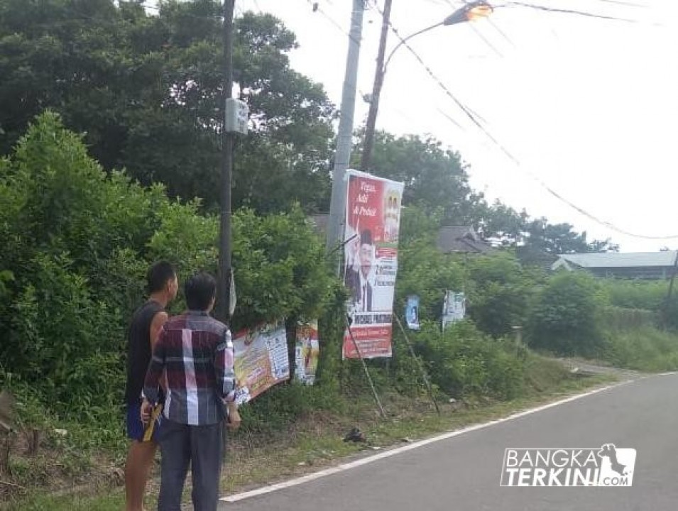 Anggota DPRD Babel, Hendriyansen saat tinjau lokasi yang dipasangkan titik lampu penerangan jalan di Belakang RSUD Pangkalpinang Jalan Satam.