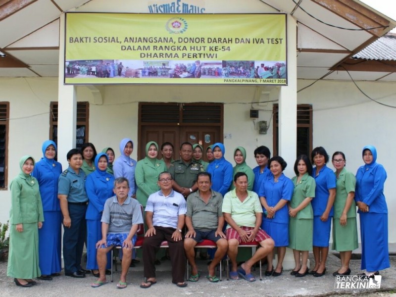 HUT Persit Kartika Chandra Kirana dan HUT Dharma Pertiwi, Rombongan Istri Prajurit TNI mengunjungi Panti Jompo Emaus yang berdomisili di Jalan Brafo persis di  belakang Rumah sakit Siloam, Rabu (07/03/2018).