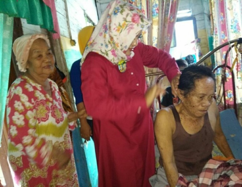 Endang Kusumawati Calon Walikota Pangkalpinang yang berpasangan dengan calon Wakil Walikota Ismiryadi (Eksis), saat blusukan di Kelurahan Kampung Asem, Selasa (13/03/2018).