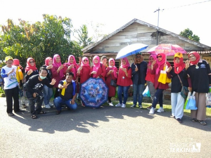 Endang Kusumawaty Calon Walikota Pangkalpinang yang berpasangan dengan Ismiryadi atau dikenal Paslon Eksis, saat blusukan di Bukit Besar, Jum'at (06/04/2018).