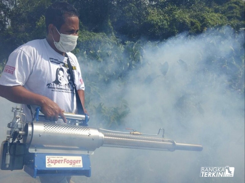 Tim Fogging dari pasangan calon walikota dan wakil walikota Endang Kusumawati-Ismiryadi (Eksis) saat melakukan penyemprotan di Daerah Kampak Kelurahan Tua Tunu.