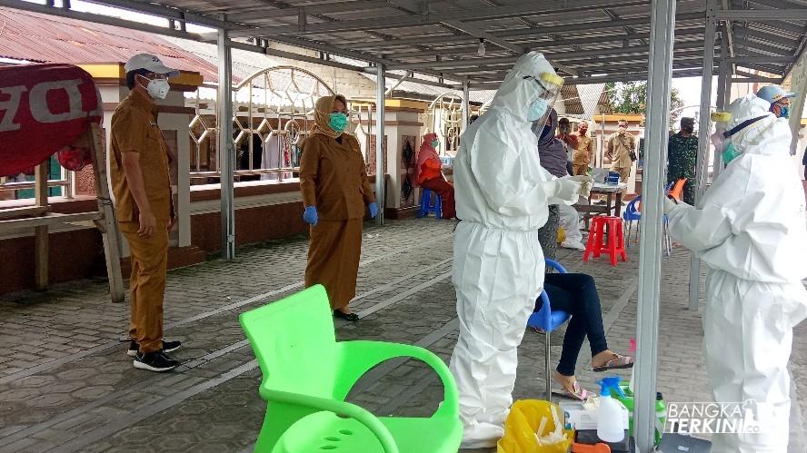 Kepala Dinkes Pangkalpinang dr. Masagus Hakim dan Sekda Pangkalpinang Radmida Tinjau Screening Massal di Pasar Air Itam, Senin (15/06/2020).