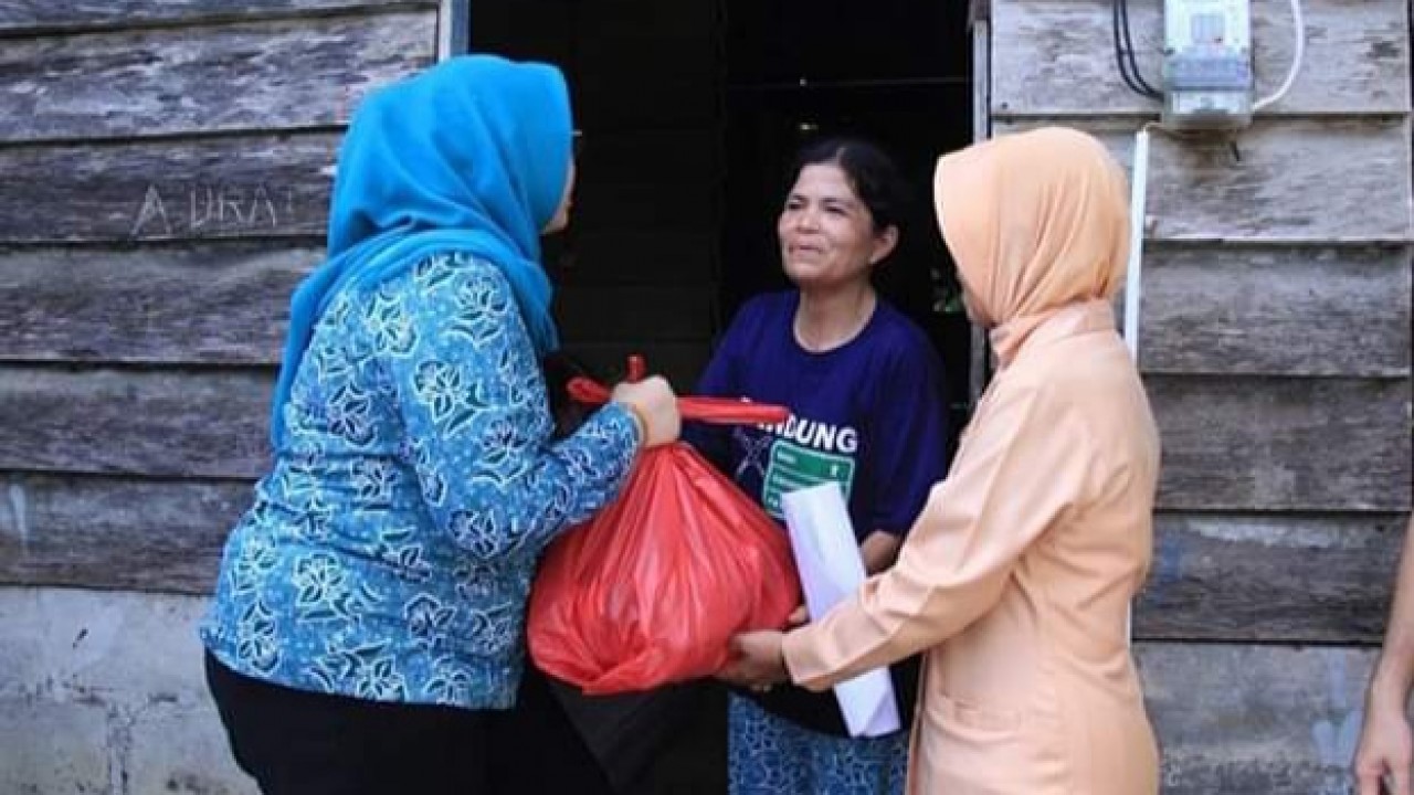 Ketua Tim Penggerak PKK Kota Pangkalpinang Monica Haprinda Maulan Aklil dan Ketua Dharma Wanita Persatuan (DWP) Kota Pangkalpinang Endang Suparyono, door to door bagikan sembako. Selasa (14/05/2019).