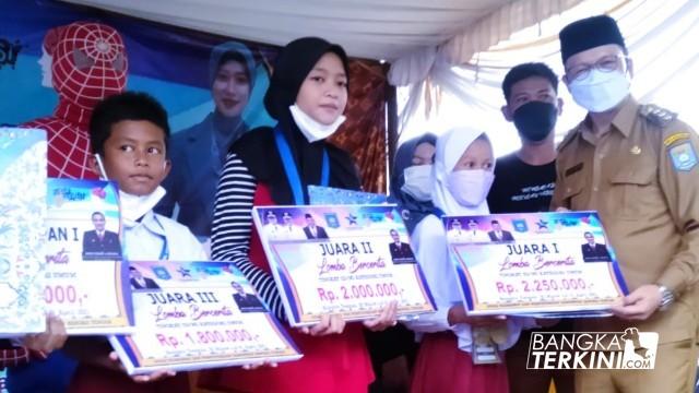 Bupati Bangka Tengah Algafry Rahman saat memberikan hadiah kepada juara lomba bercerita