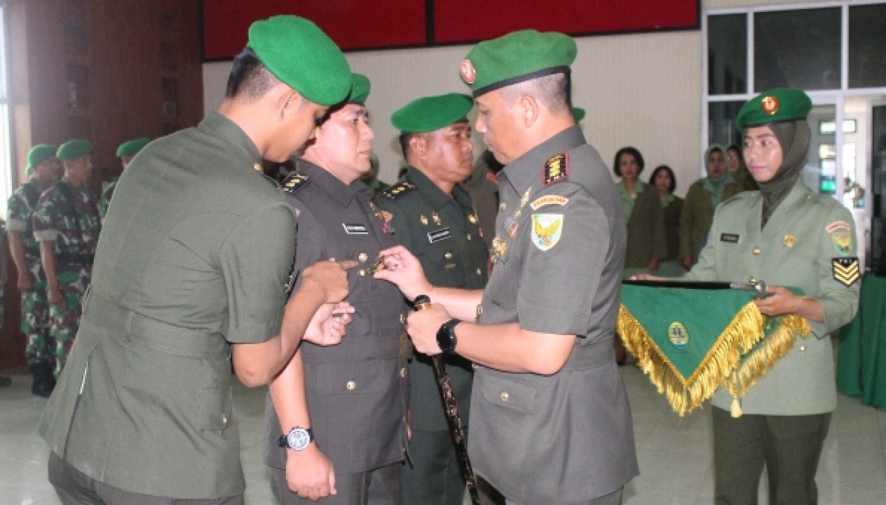 Komandan Korem (Danrem) 045/Garuda Jaya Kolonel Inf Dadang Arif Abdurahman, pimpin upacara Korp raport penerimaan pengisian jabatan Kepala Staf Korem (Kasrem) 045/Garuda Jaya, di Makodim 0413/Bangka Jalan Solihin GP Pangkalpinang, Jum'at (14/12/2018).