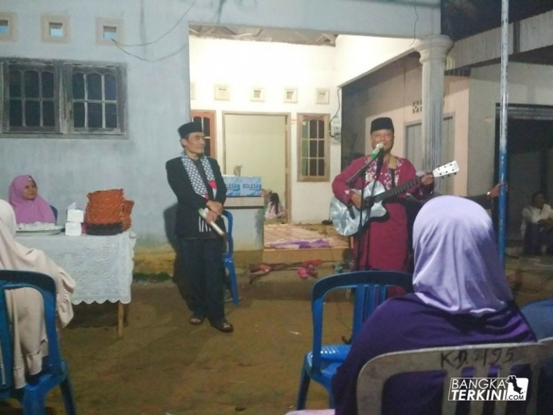 Saat Danial (baju merah) dan Fadilah (baju hitam), Pasangan Calon Bupati dan wakil Bupati Kabupaten Bangka tatap muka dengan masyarakat Desa Tamberan Kabupaten Bangka, Selasa (27/02/2018) malam.