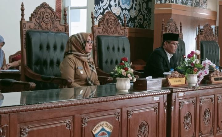 Wakil Ketua DPRD Bangun Jaya Pimpin Paripurna Pandangan Umum Fraksi Terhadap Tiga Raperda Kota Pangkalpinang