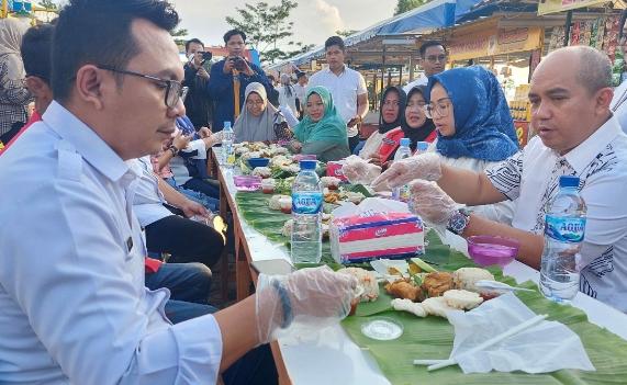 Wali Kota Molen Dan Istri “Ngeliwet Bareng” Pedagang Kuliner Dealova Pangkalpinang