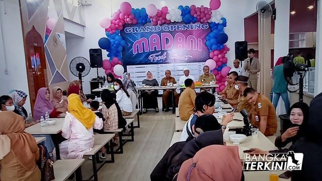 Peresmian atau Grand Opening Madani Foodcourt di Girimaya, oleh Wali Kota Pangkalpinang Maulan Aklil atau kerap disapa Molen.