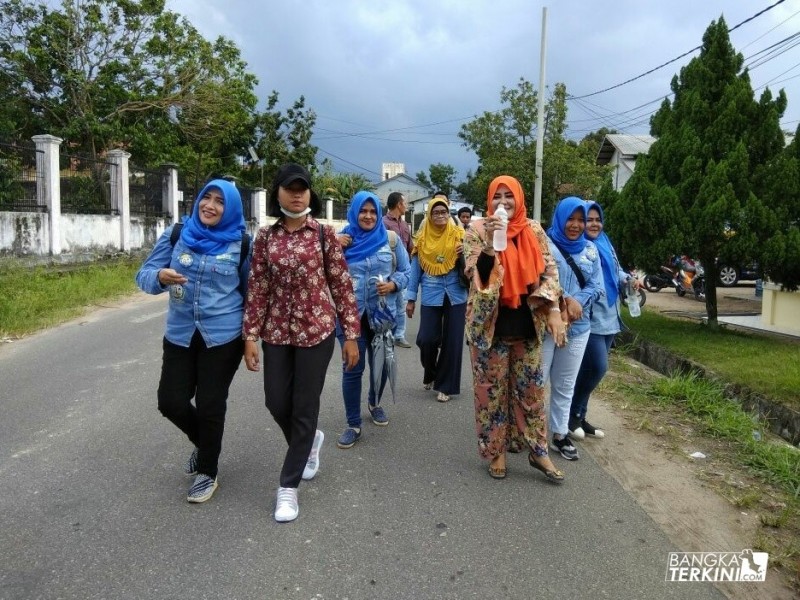 Endang Kusumawati Calon Walikota Pangkalpinang yang berpasangan dengan calon Wakil Walikota Ismiryadi (Eksis), saat blusukan di Kelurahan Bacang, Selasa (20/03/2018).