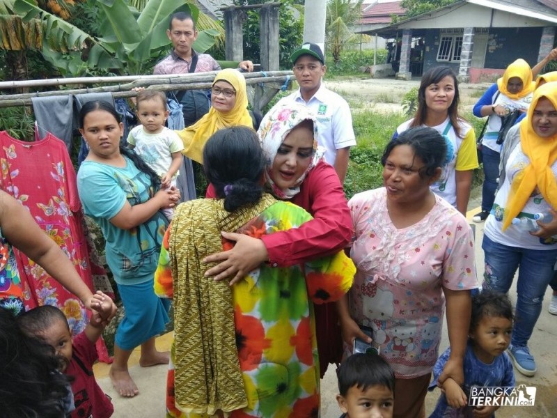 Endang Kusumawati Calon Walikota Pangkalpinang yang berpasangan dengan calon Wakil Walikota Ismiryadi (Eksis), saat blusukan di Kampung Asem, Selasa (13/03/2018).