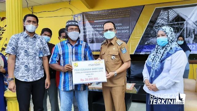 Warga Kelurahan Simpang Perlang Kabupaten Bangka Tengah terima bantuan Stimulan perumahan Swadaya yang langsung di berikan oleh Bupati Bangka Tengah, Algafry Rahman, Senin (19/04/2021).