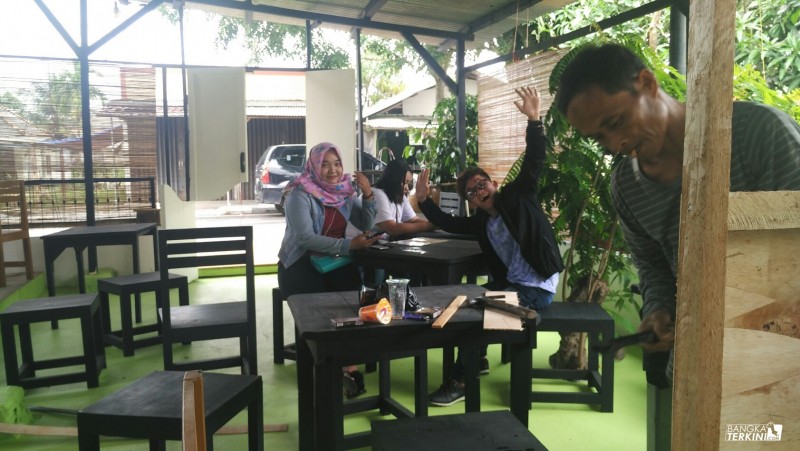 Suasana saat Yendri Gemilang di Resto milik nya di Jl. Balai Kota Pangkalpinang.